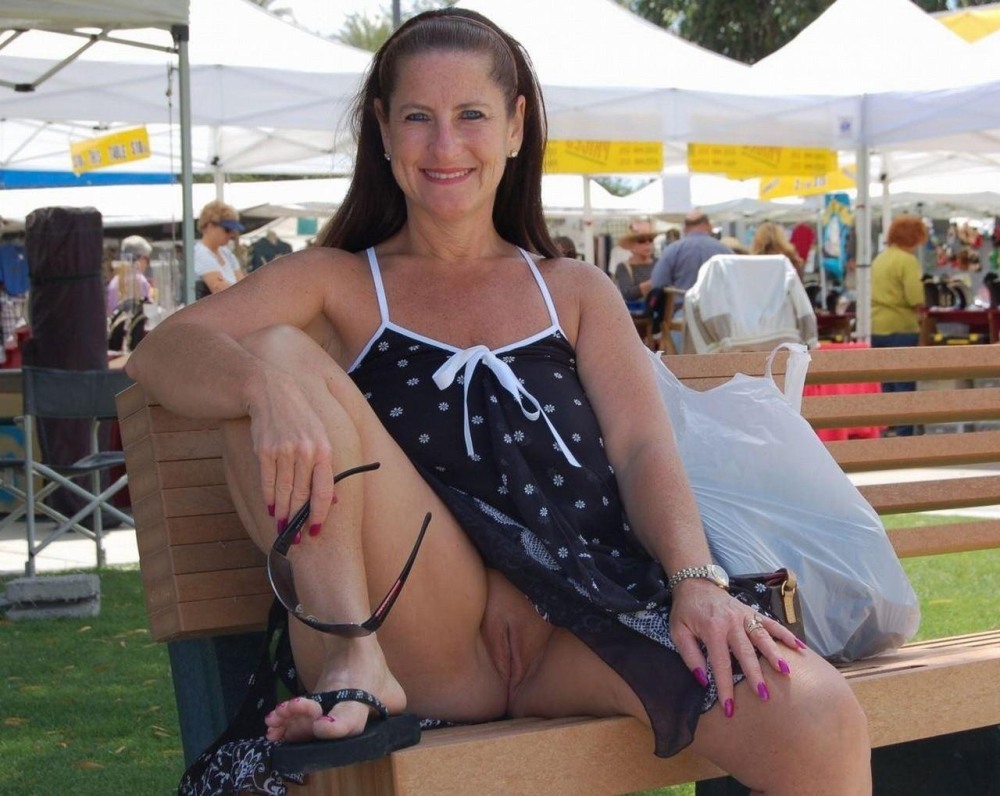 Зрелая без трусов в магазине