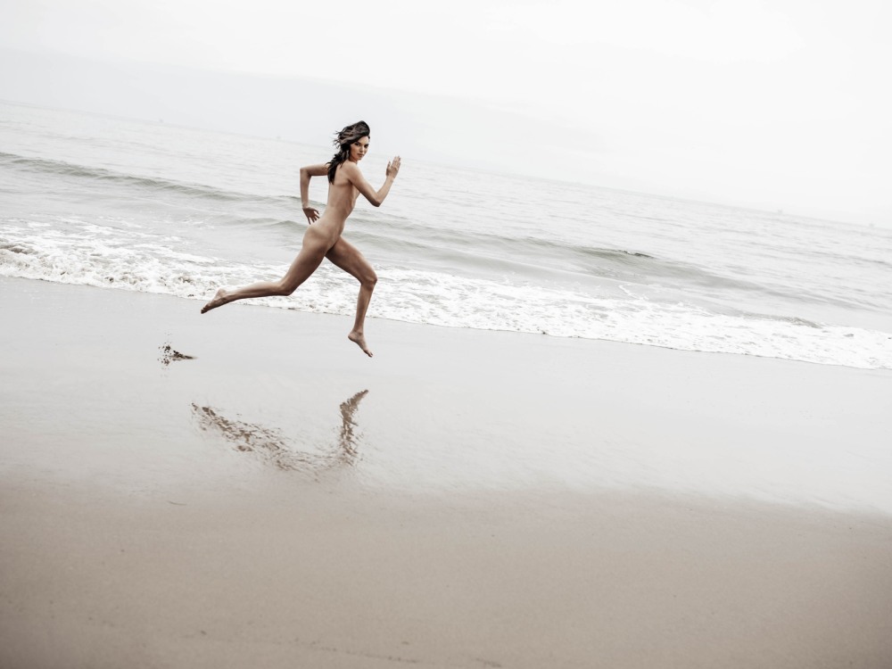 Кендалл Дженнер бежит на пляже