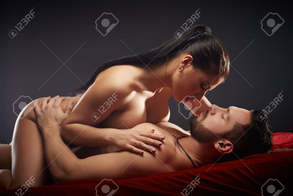Красивая пара занимается любовью эро
