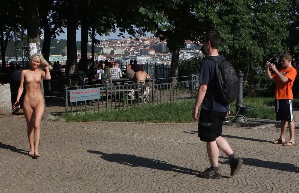 Обнажение в публичных местах