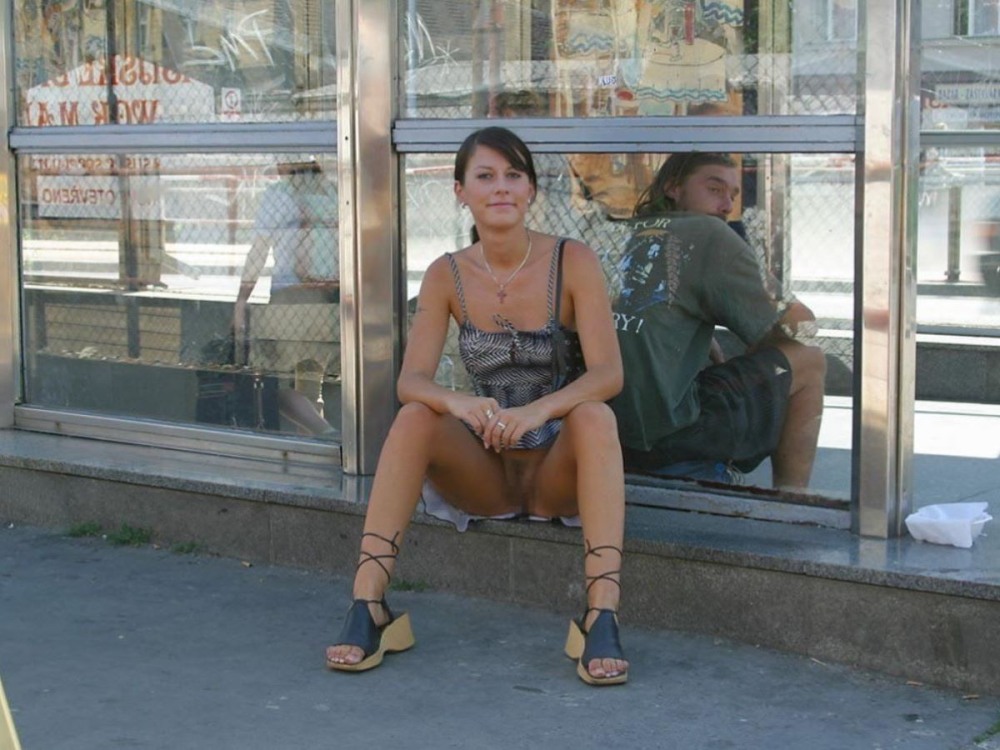 Девушки без трусиков на улице