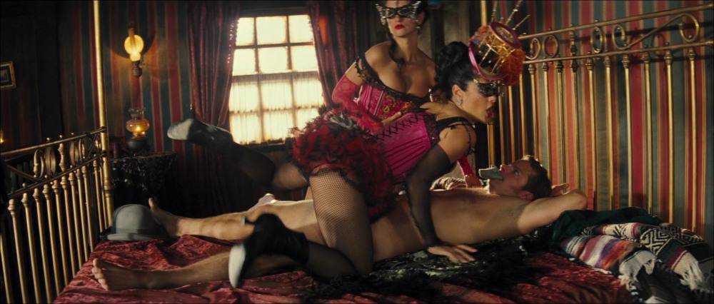 Амазонка с пистолетом голая