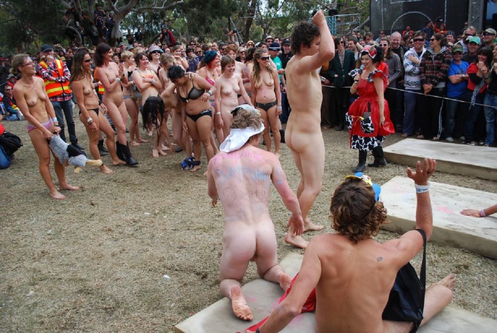 Массовые сцены нудизма