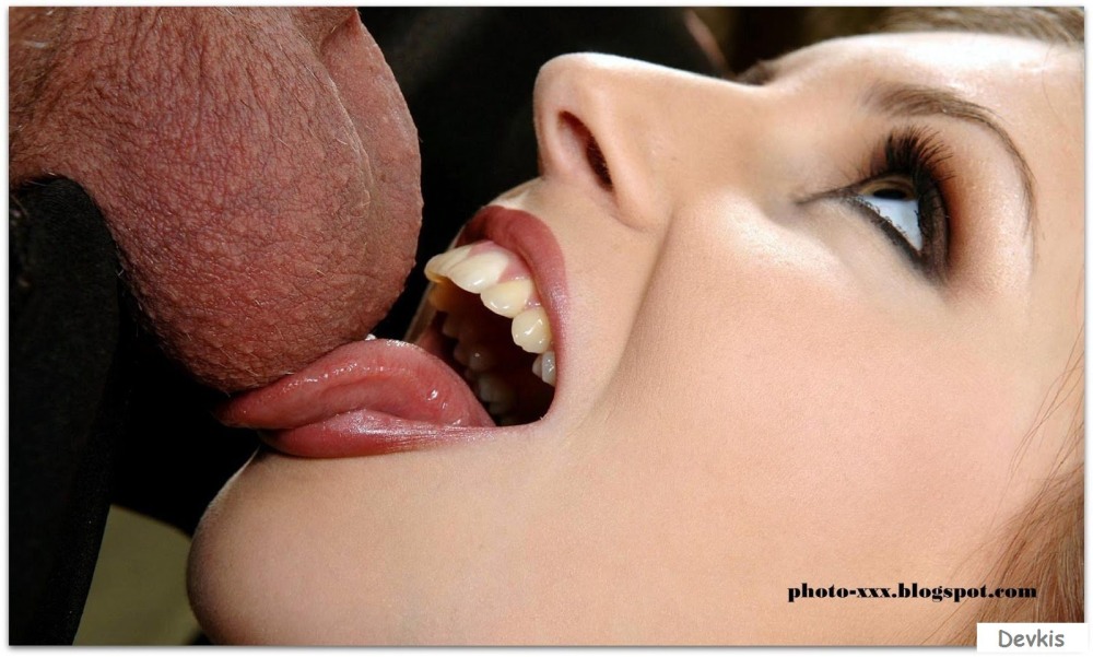 Девушка лижет яйца парню