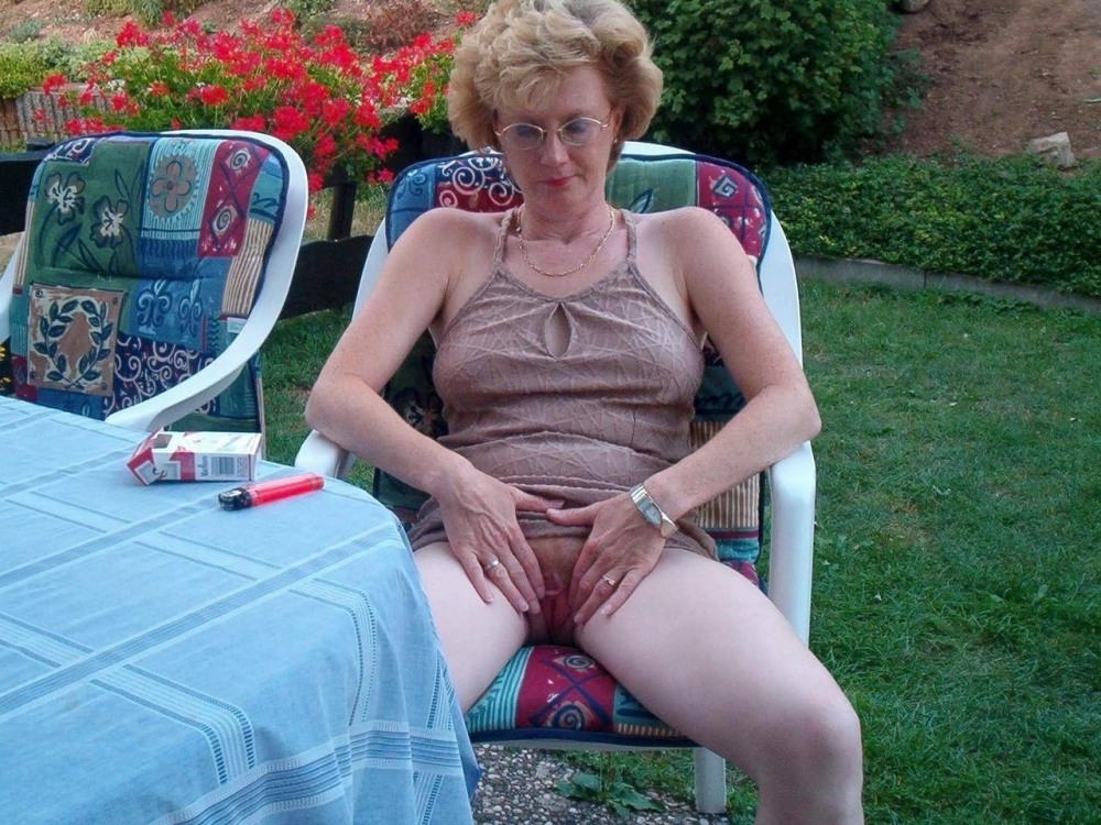 Пожилая дама в чулках без трусов