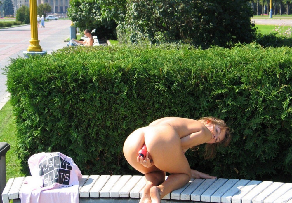 Мастурбация в публичном месте