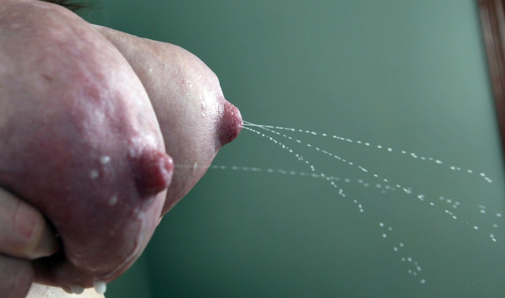 Молоко брызжет из Сисек