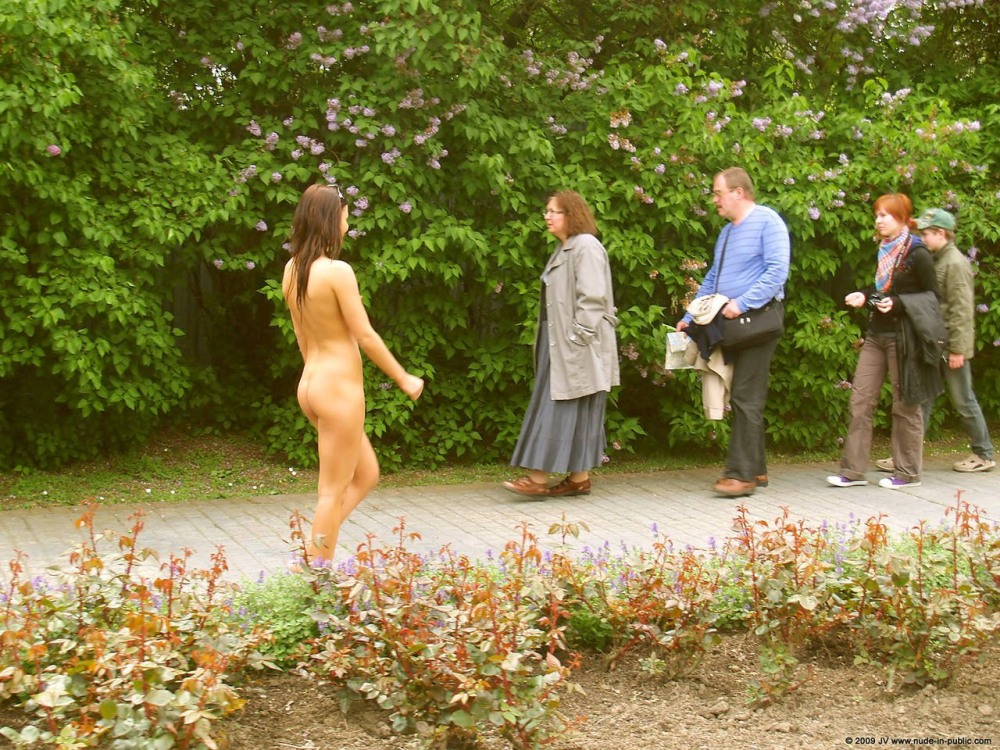 Прогулка в парке голышом