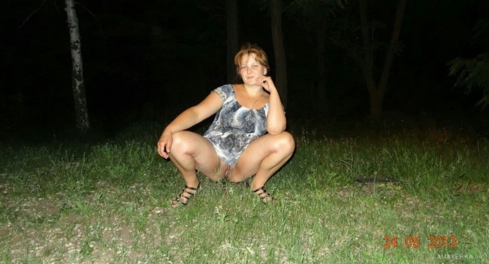 Жена без трусов на природе