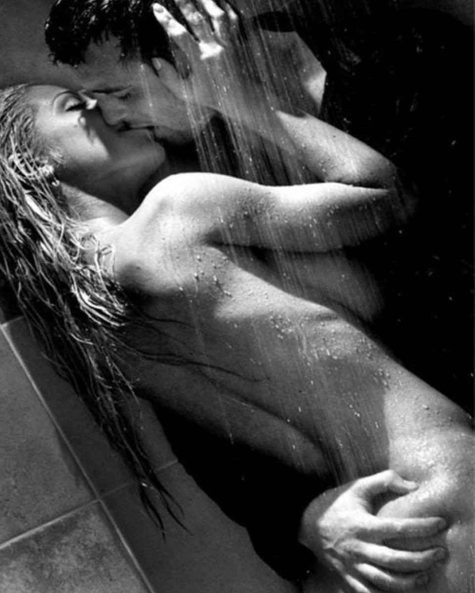 Страстно ласкает девушку