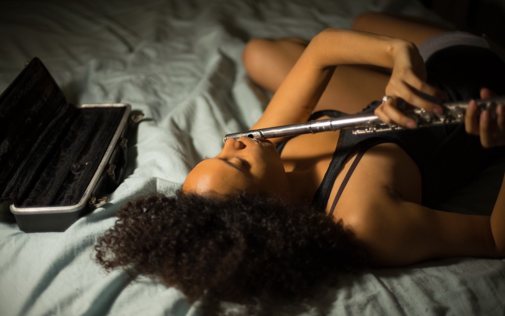 Голая играет на флейте