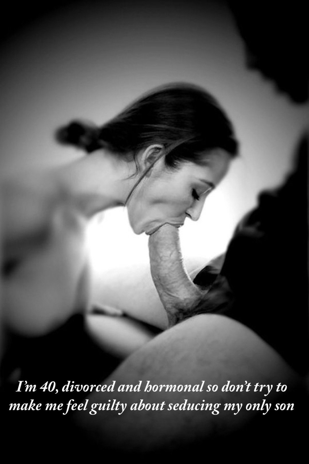 Кончает в ротик женщине