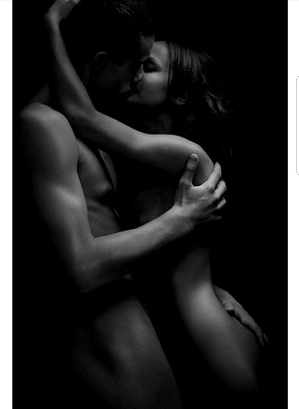 Парень страстно ласкает девушку