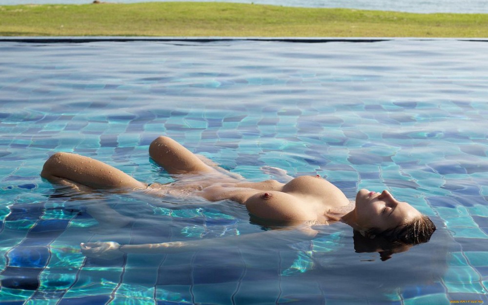 Голенькие девочки в бассейне