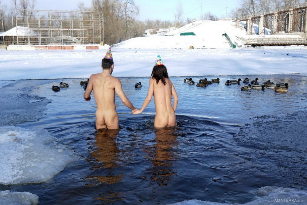 Купание в проруби голышом