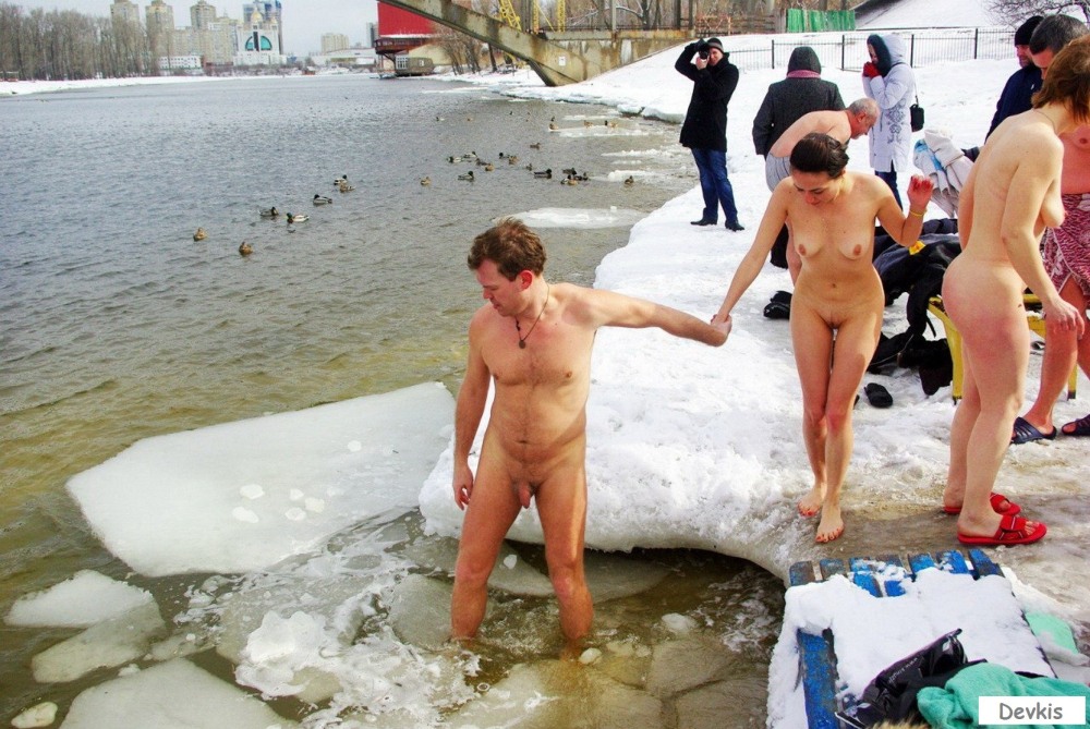 Голые женщины в снегу после бани