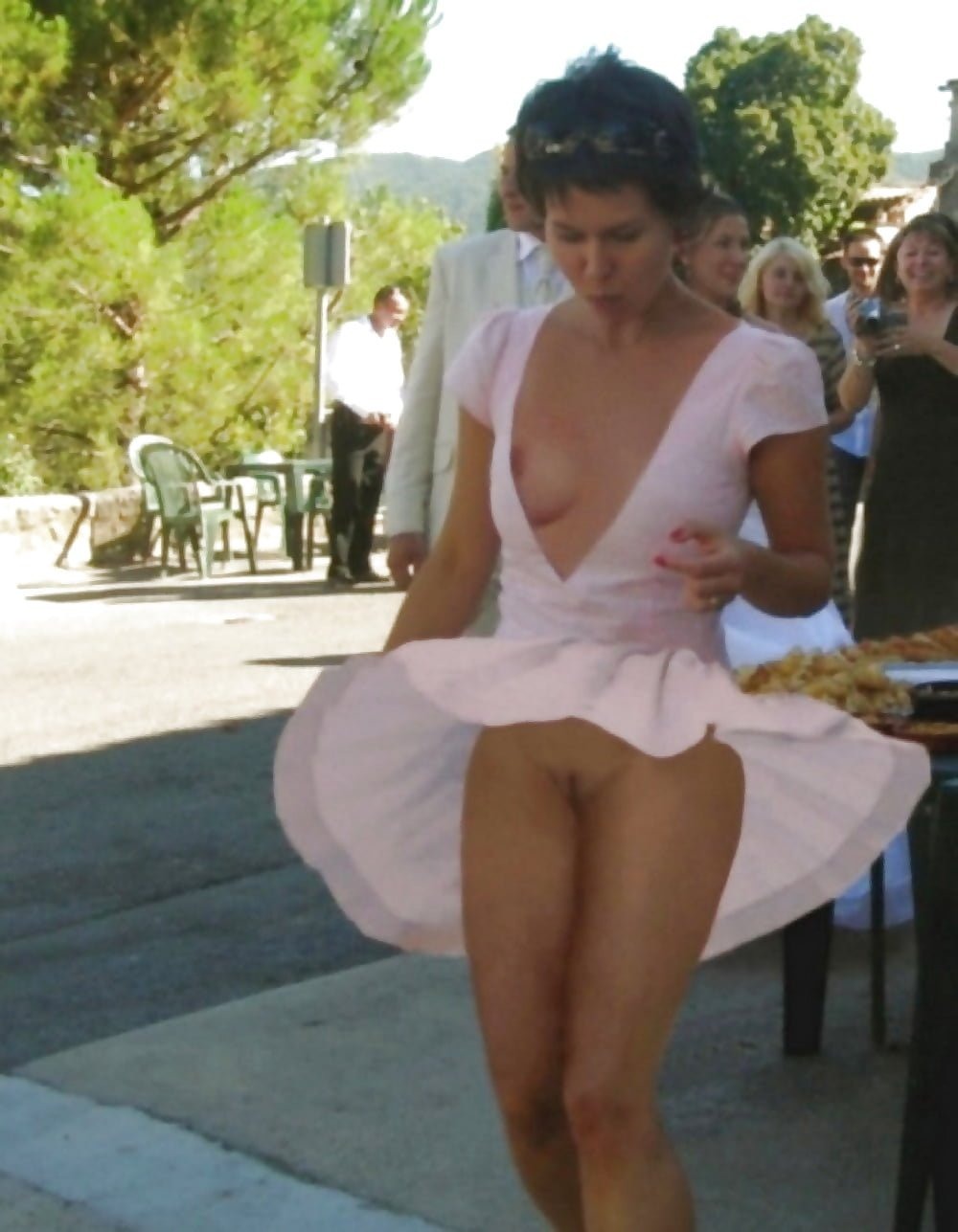 Женщина без трусов с задранной юбкой