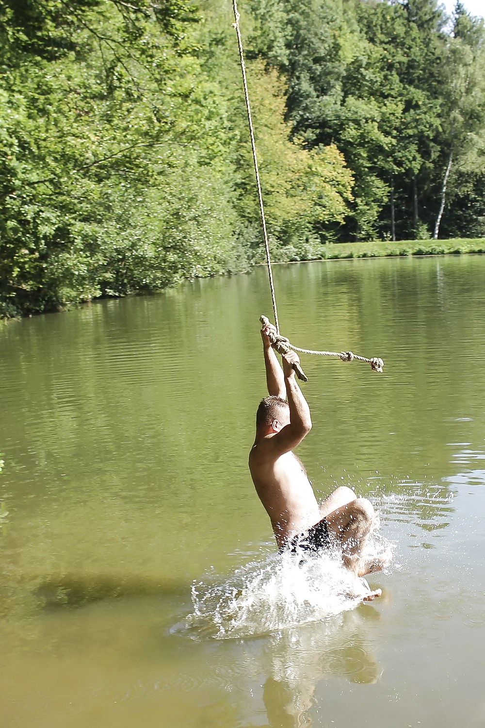 Девушка ню на тарзанке