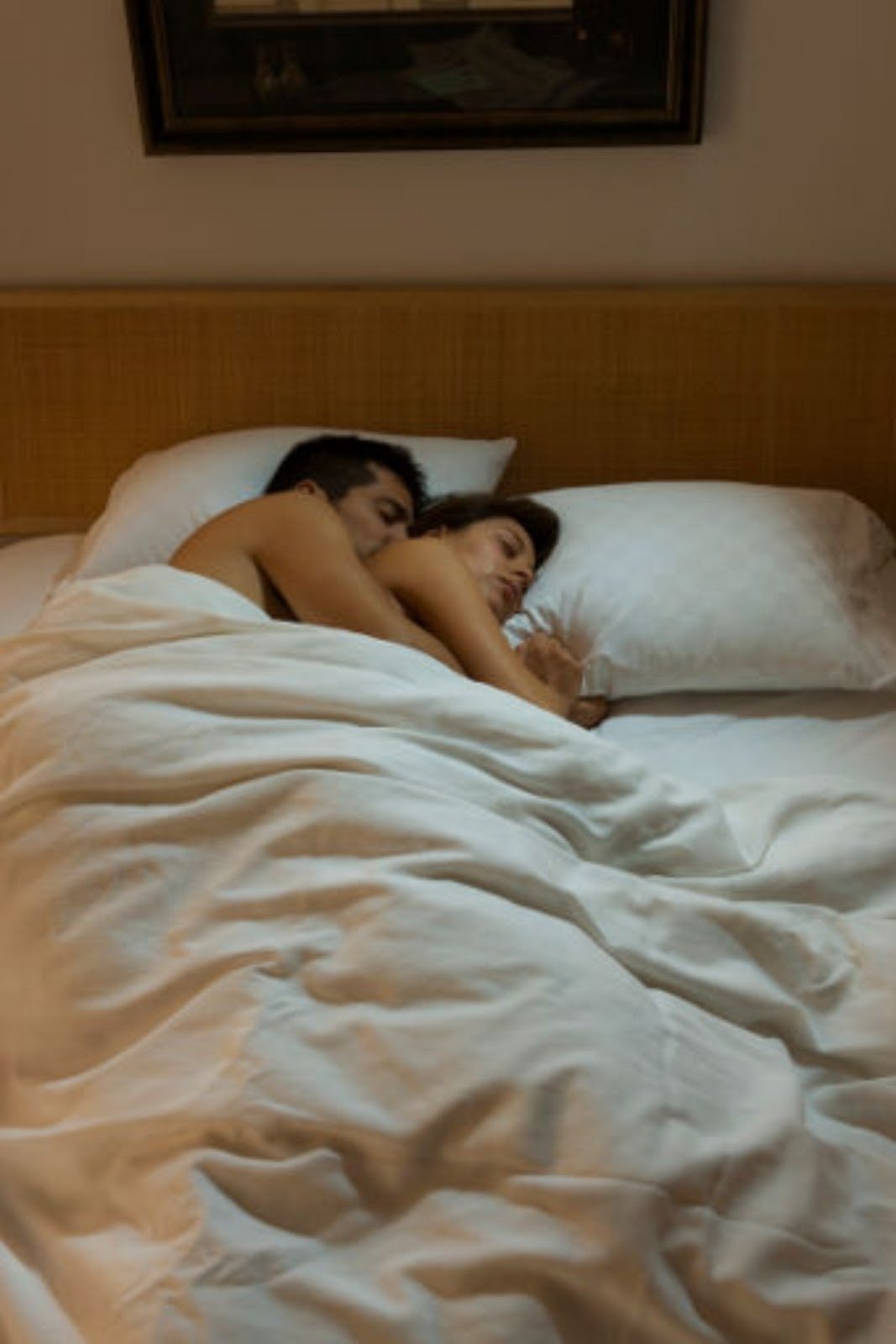 Жену в спальне спящую. Парень и девушка под одеялом. Муж и жена сипат.