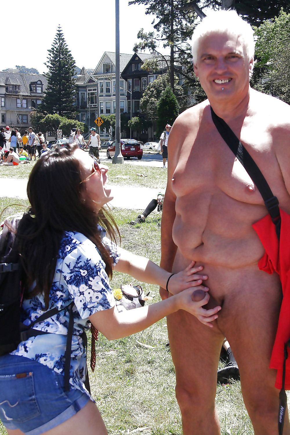 Голые парни одетые люди