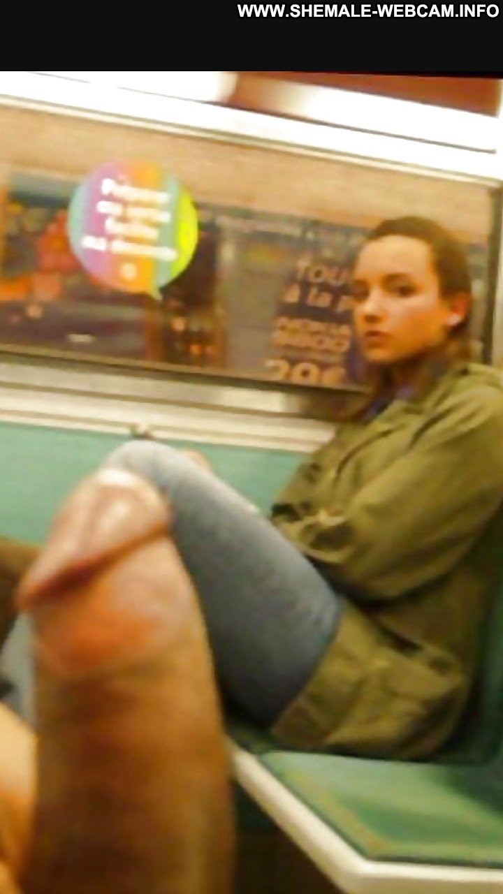 Мастурбация девушек на улице