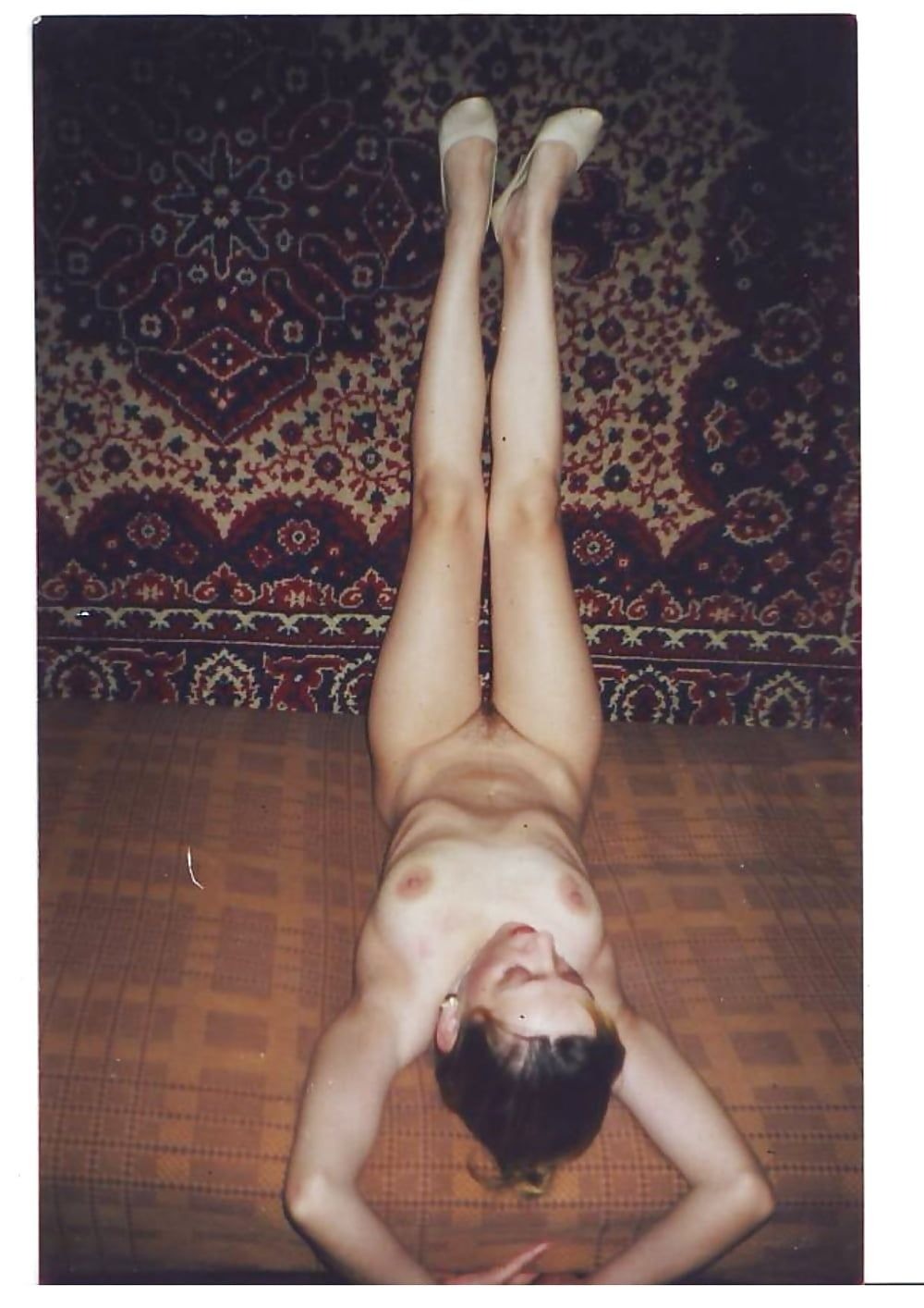 Голые девки на фоне ковров