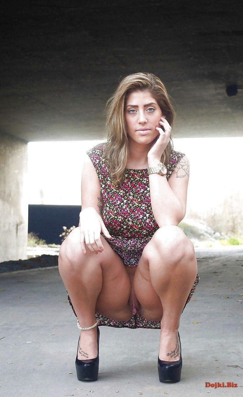 Женщина без трусиков присела