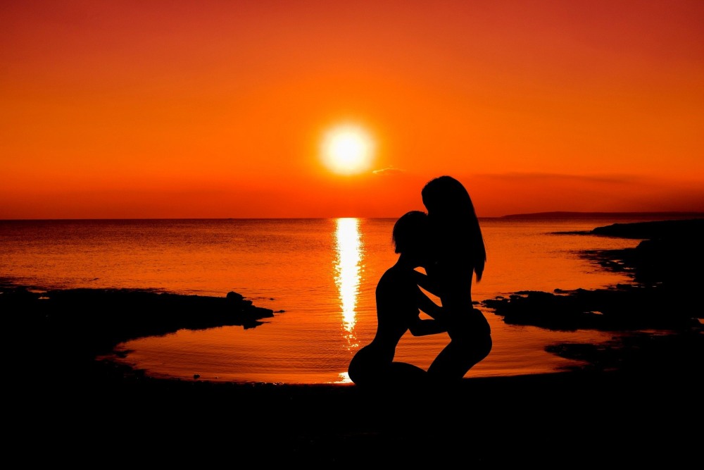 Голые женщины на море с парнем