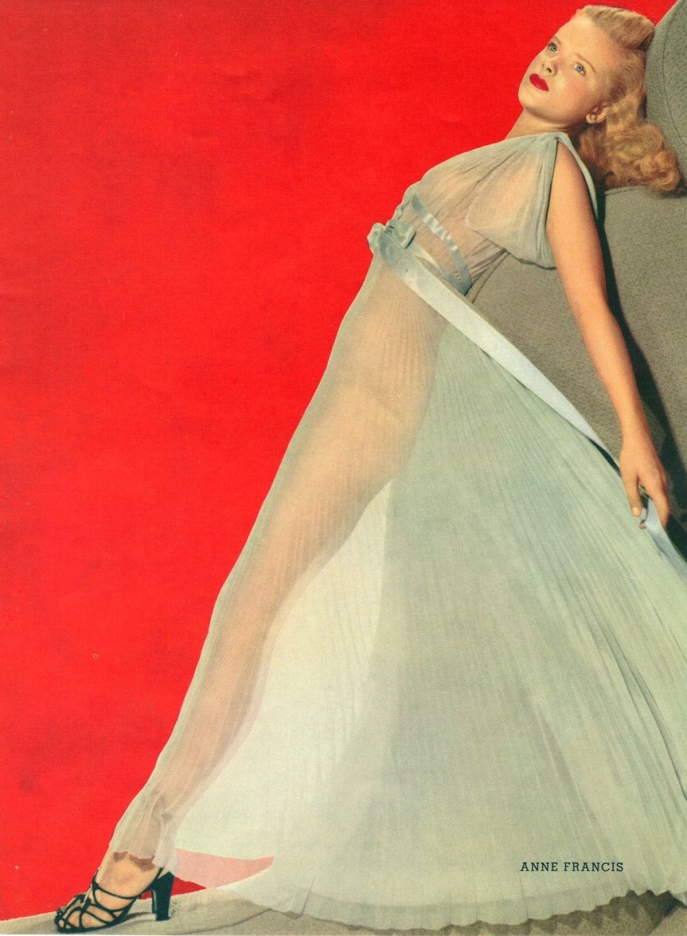 Энн Смирнер в роли Лилли