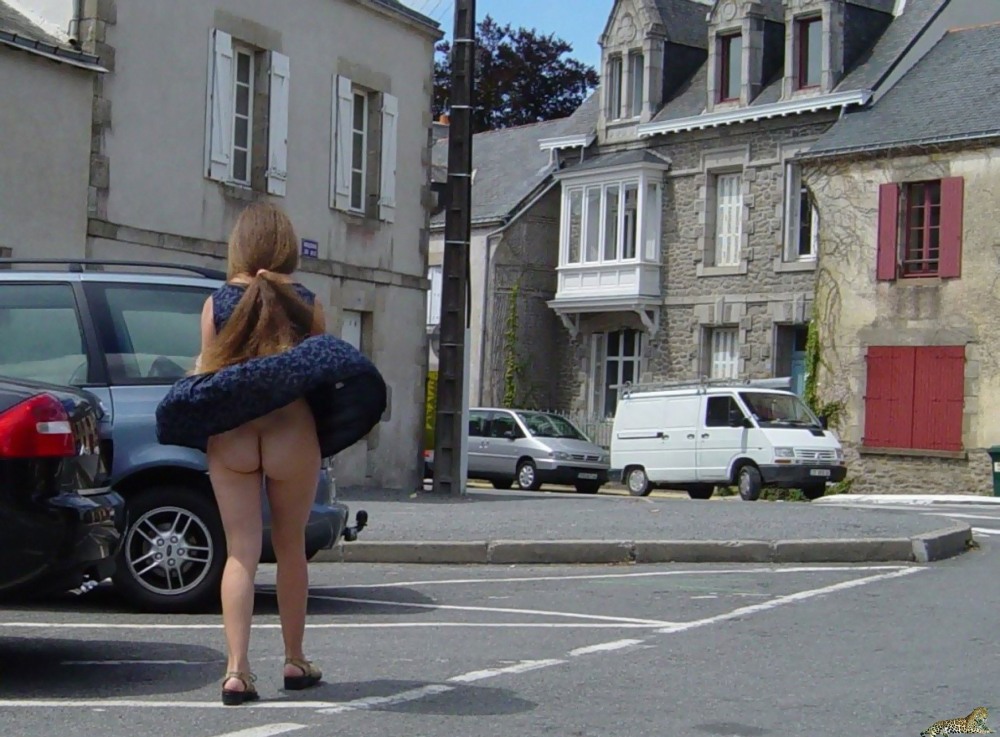 Девушки поднимают юбки без трусиков