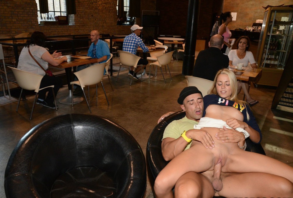 Девушка отсосала в клубе