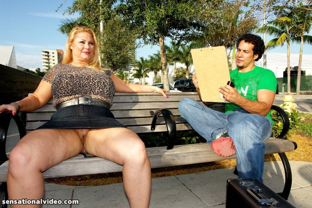 Под юбкой у взрослых женщин