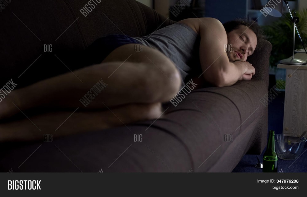 Пьяная женщина на диване
