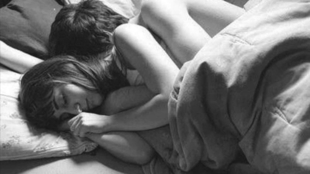 Девушка спит на парне любовь