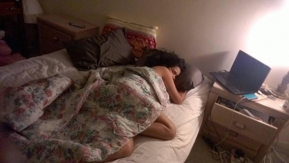 Школьница спит голенькая