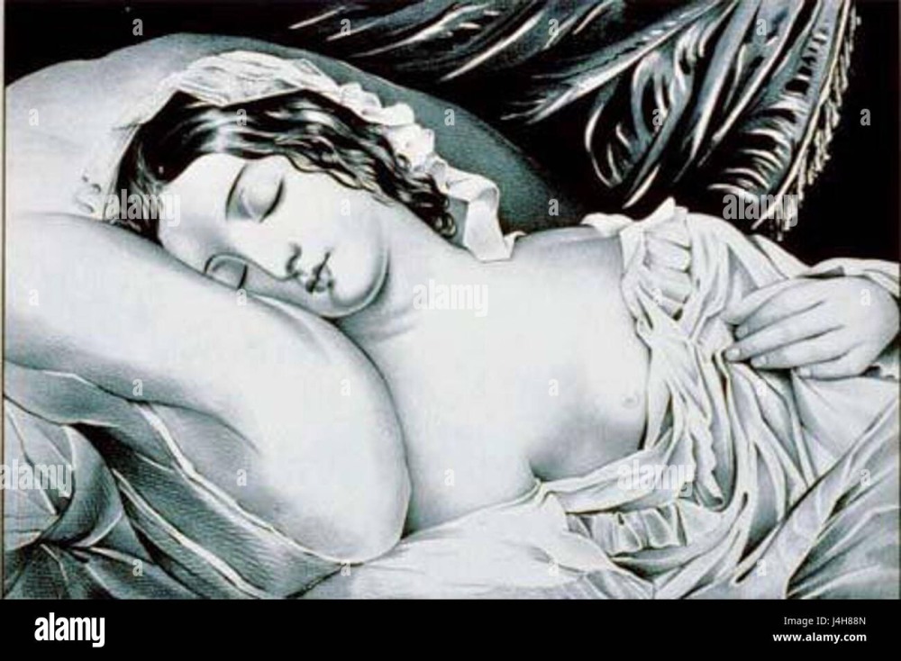 Спящая голая полная женщина