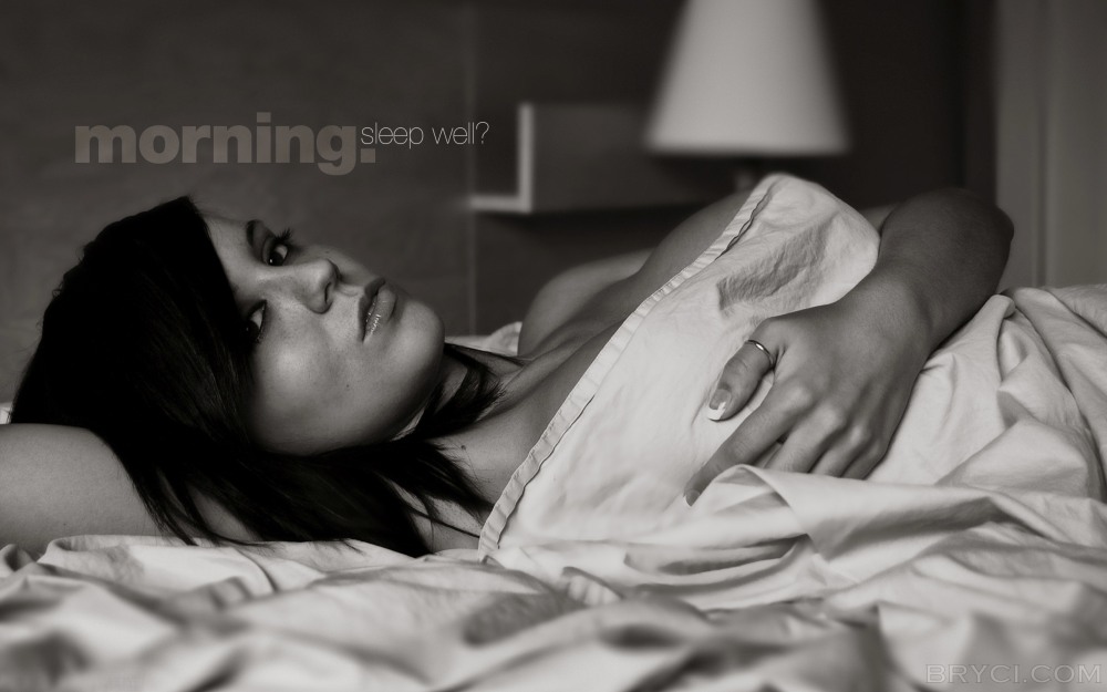 Девушка прикрывается простыней