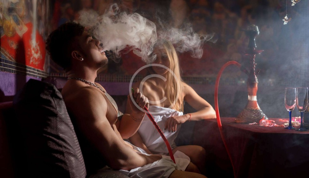 Девушка с кальяном