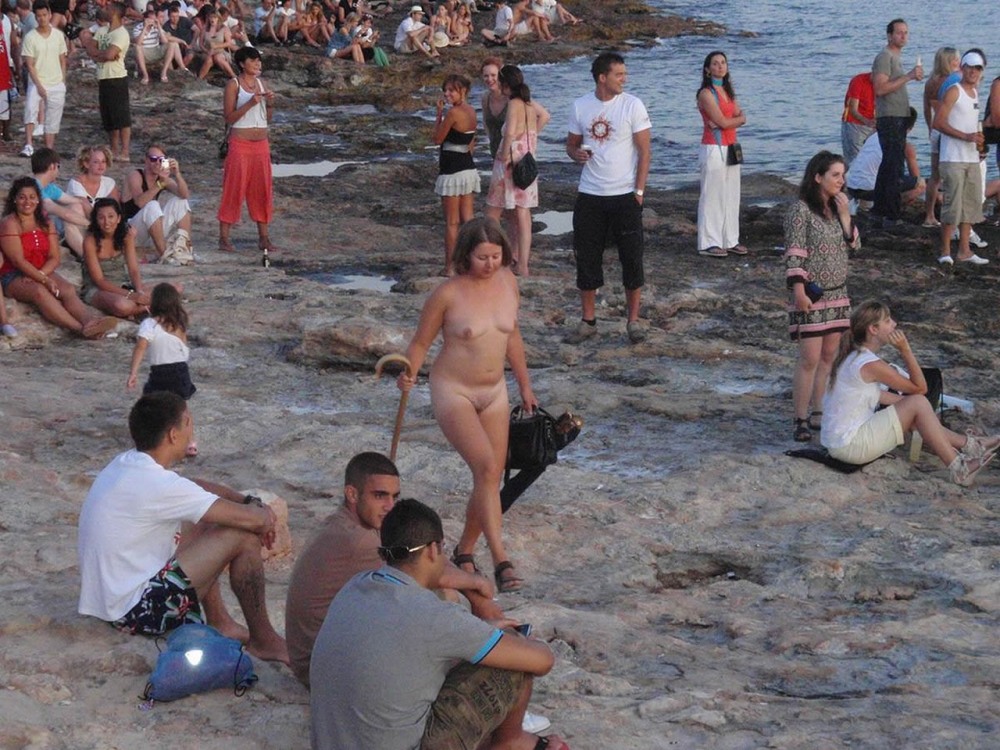 Голые парни на пляже среди одетых