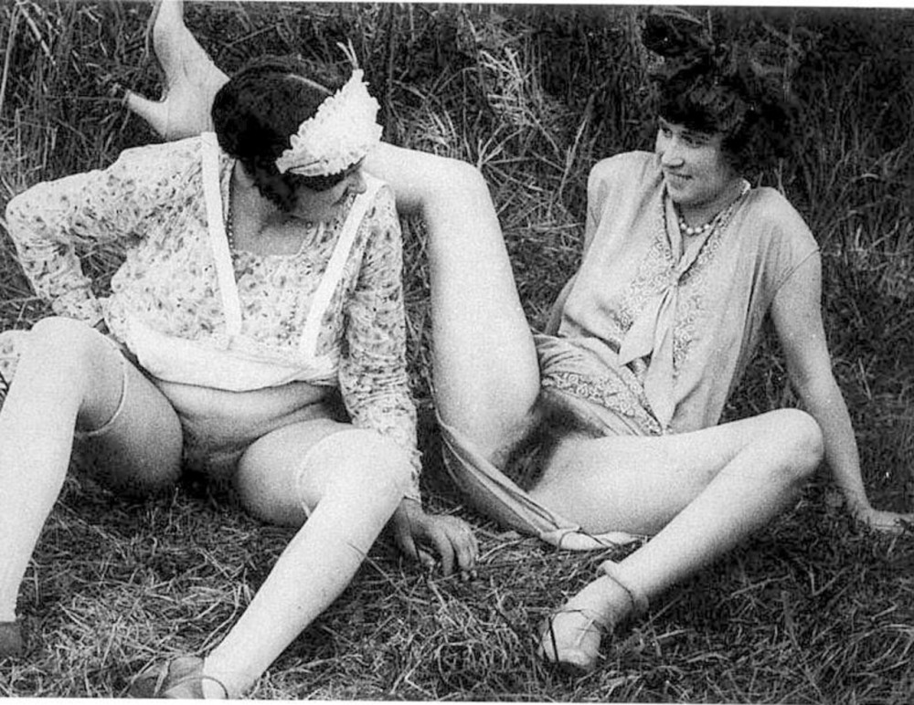 Молодые девушки снимают трусики