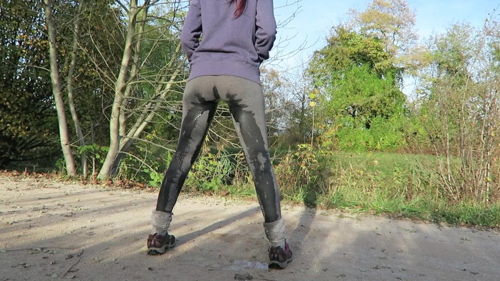 Красивая девушка мочится