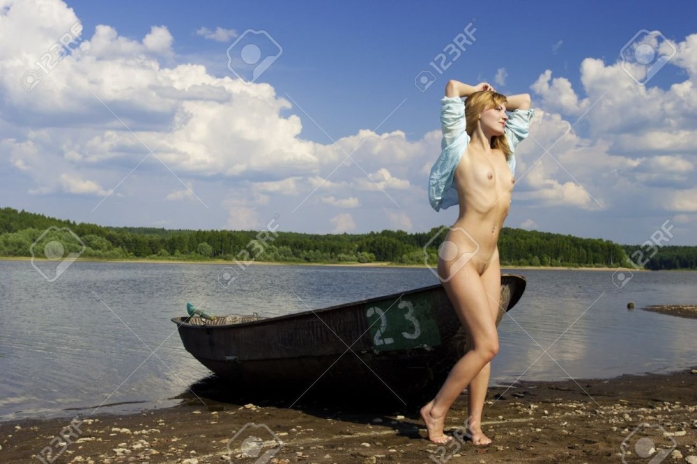 Голая красавица в лодке