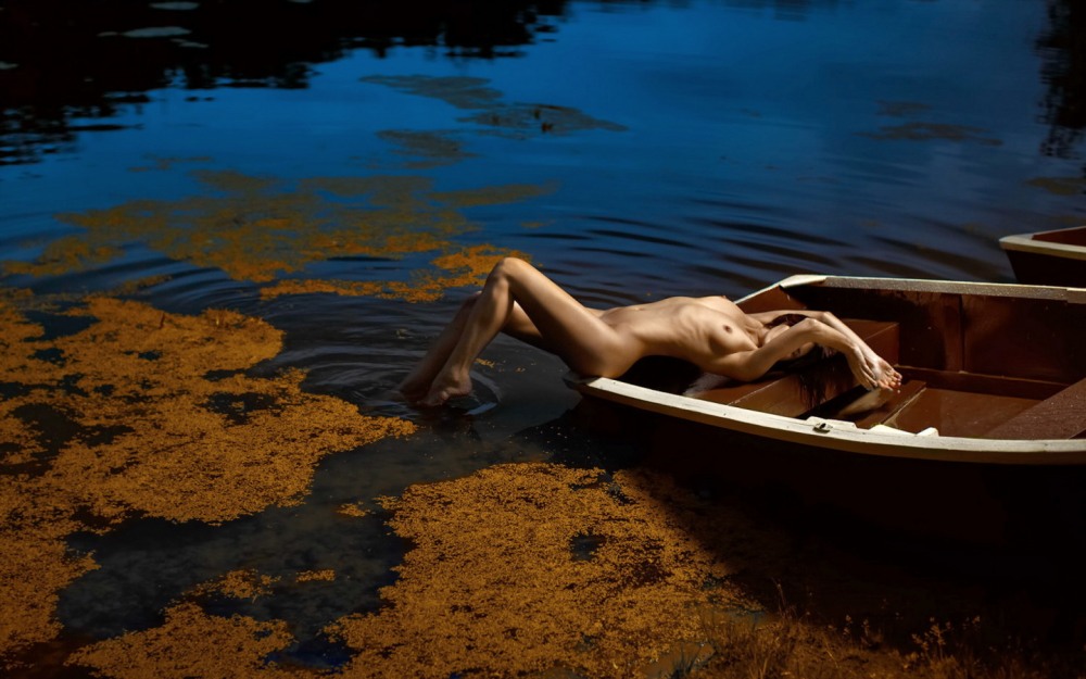 Голая в лодке фотосессия