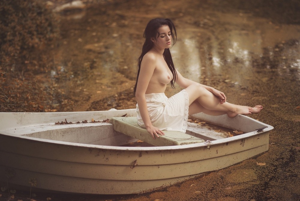 Голая красавица в лодке