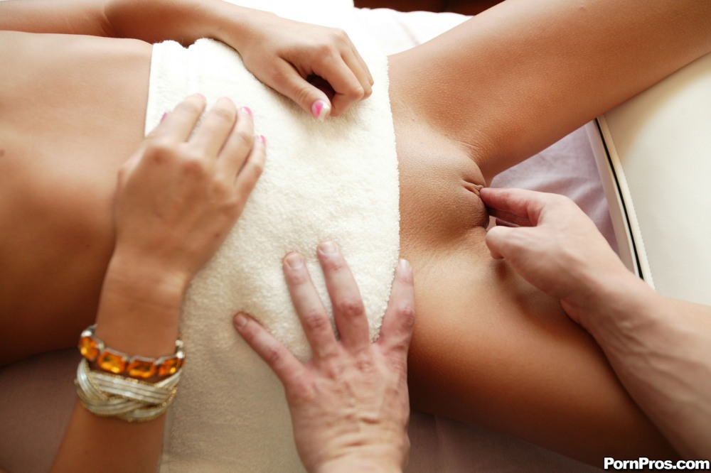 Мужчина трогает голую грудь