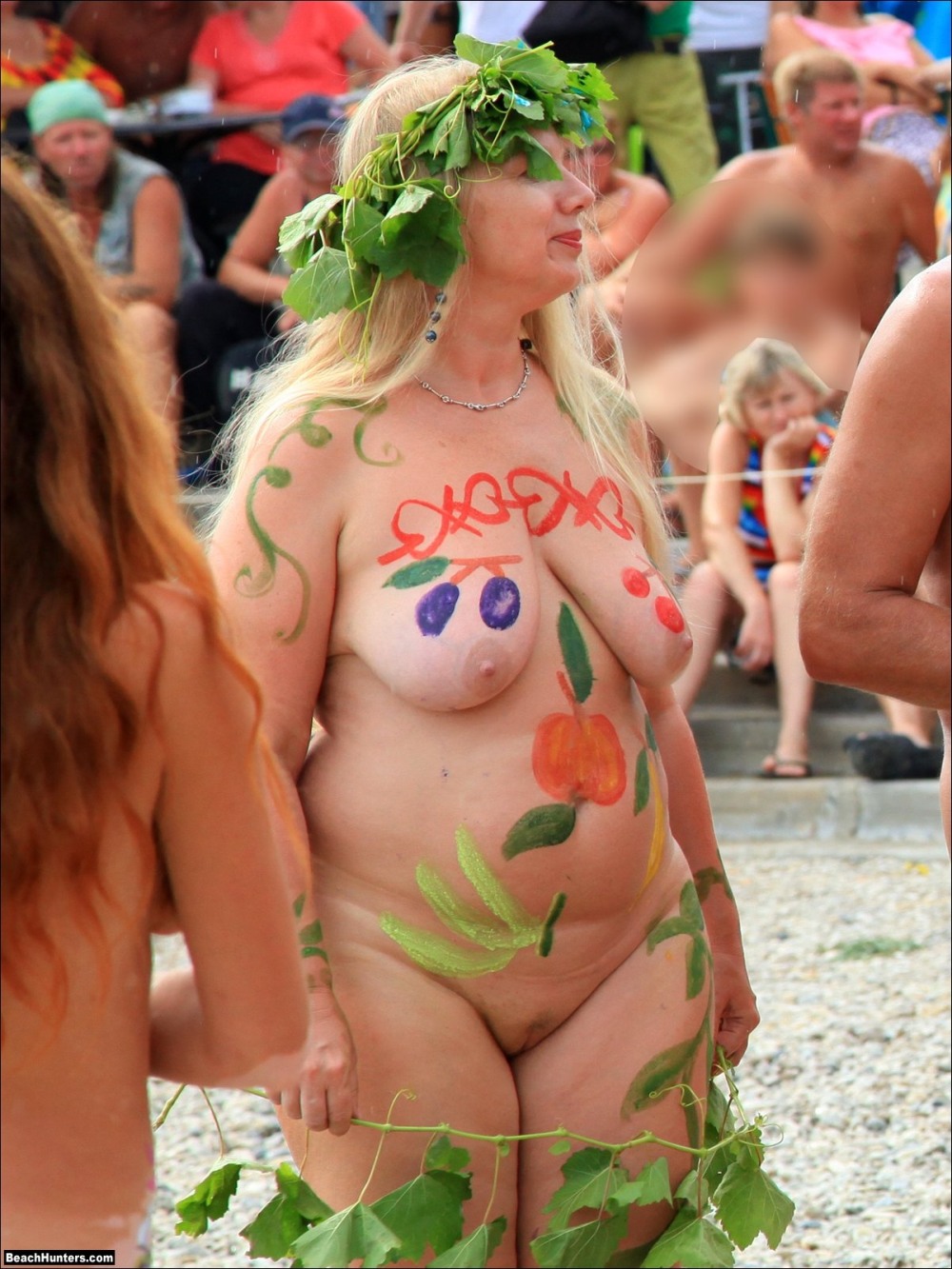 Молодые голые киски на пляже