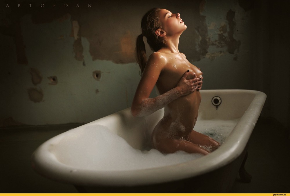 Valentina Nappi голая в ванной