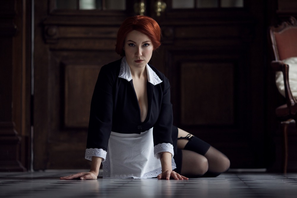 Секси домохозяйка в бигудях