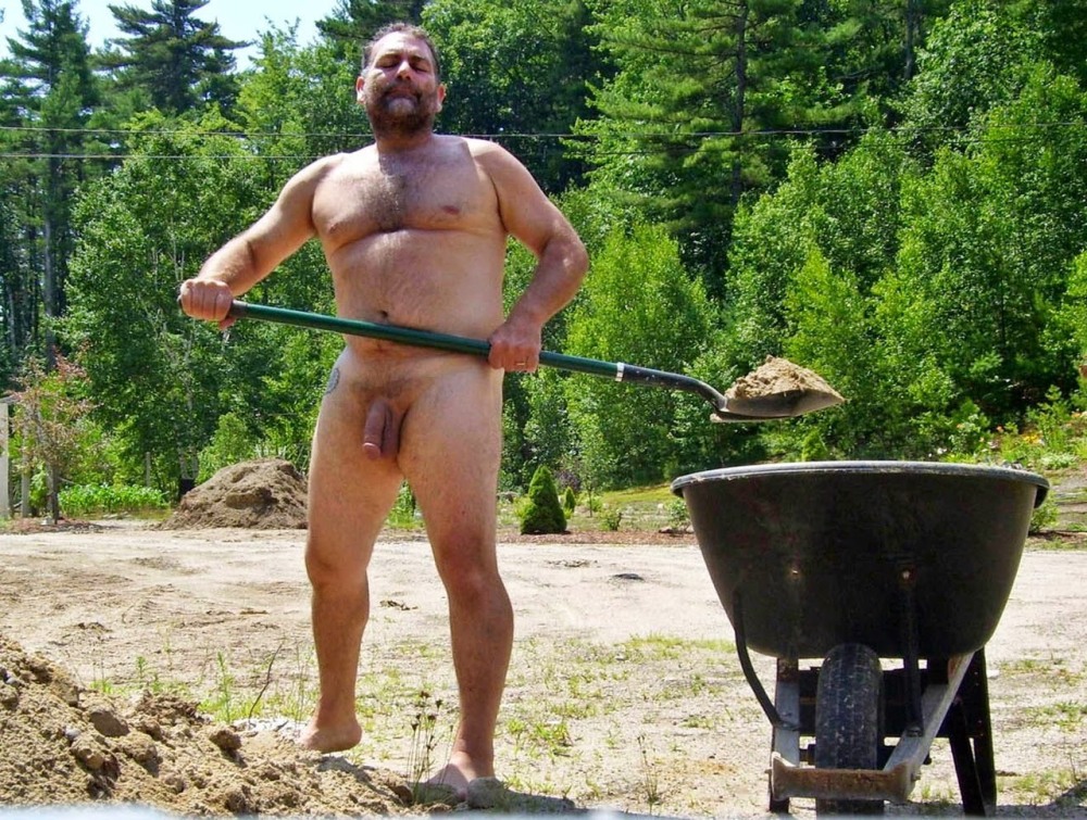 Голый мужчина на пляже частное