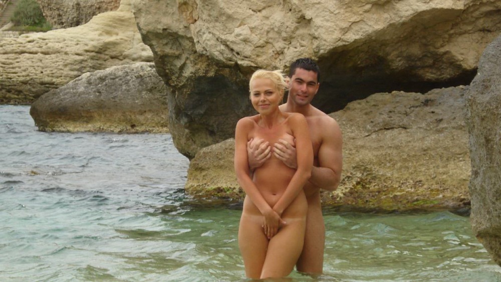 Мужчины голышом на природе